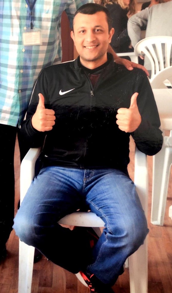 serkangumus_us's tweet photo. GİTTİ...

Koğuş arkadaşımdı… Daha ötesi Komutanımdı… Onu tanımadan önce adını hiç duymamıştım. İşin açıkçası, biz öğretmen subay tayfası genelde okullarda görev yaptığımızdan, kurmay tayfasından bîhaberizdir. Ama içerideylen ve dava arası molalarda ya da dışarı çıktıktan sonra başka bir kurmay subayla karşılaştığımda, kiminle kaldığımı sorsalar ve ben O’nun adını ansam… O an yüzlerindeki ifadeyi görmeliydiniz: O’nu tanımayan yoktu. Nâmı yürümüştü, sizin anlayacağınız.

Ona baktığınızda, kelimelere ihtiyaç kalmadan bir duruş görürdünüz: Sakin, kendinden emin, güven telkin eden bir duruş. Bu güven öyle sıradan değildi… Onunla konuşan herkes zekâsının kıvraklığını, nüktelerinin inceliğini anında fark ederdi. Bir cümlesiyle sizi susturur, bir esprisiyle düşüncelerinizi alt üst edebilirdi. Söylediklerini anlamadan önce birkaç saniye sessiz kalır, “Bunu nasıl düşündü şimdi?” diye içinizden geçirirdiniz.

Birlikte kaldığımız günlerde o ince esprileriyle koğuşun havasını değiştirirdiği çok olmuştur. Fakat bu sadece bir mizah değil, zekânın ta kendisiydi. Onun karşısında konuşmadan önce iki kez düşünürdünüz, çünkü sorgulayıcı bir zihnin karşısında hiçbir ezber cümle ayakta kalmazdı. Üst düzey komutanlara söylediği özlü ama sarsıcı sözler, karargâhta konuşulurmuş.

Onu tanıyan herkes hemen hemen benzer cümleler kurardı: Kimisi çok iyi yetişmiş bir kurmay subay, bir diğeri derin bir hukuk bilgisine sahip usta bir hukukçu, başkasından dünyayı bilen bir entelektüel, parlak bir doktriner ya da vicdanlı bir insan sözlerini duyabilirdiniz.

Görüşleri, sıradan düşüncelerin ötesindeydi. Tabu sayılan konulara cesurca girer, geleceği adım adım analiz ederdi. Yazdıkları, fikirsel sağlamlığı sayesinde çoğu zaman eleştirilmeden kabul görürdü. Çünkü o, kelimeleri bir kalkan değil, bir ışık gibi kullanırdı.

Ama asıl fark yaratan, yaptığı işlerdi. 2011 yılında, TSK Disiplin Kanunu’nu, evrensel hukuk ilkelerine yaslanarak yeniden yazdı. Bu kanun, yıllarca süren sorunları kökten çözmüş ve hâlâ yürürlüktedir. TSK Personel Kanunu ve İç Hizmet Kanunu’ndaki büyük değişikliklerde de onun imzası vardı. Onun yer aldığı bir çalışmada kimse endişelenmezdi. Çünkü o, adeta bir “sigorta” gibiydi. Onu tanıyanlar, “Onun dâhil olduğu çalışmalarda endişeye gerek yoktur” derdi.

Buraya kadar bahsettiğim kişi kim mi? Mustafa Barış Avıalan Albay… Koğuş arkadaşımdı… Daha ötesi Komutanımdı… Bir vefa insanı. Diğergâm bir ruh. Bir arkadaşımız hastalandığında çarşaflarını hiç düşünmeden yıkayan adamdı o. “Benim işim değil” demezdi. Kolları sıvar, sessizce yapardı. Biz yardım etmek istediğimizde ise elimizi bile sürdürmedi. Siz durun, ben halledeceğim dedi.

Hayatının her anında olduğu gibi, son nefesine kadar da değerlerinden taviz vermedi. Haksızlığın karşısında eğilmedi, bükülmedi. Bilgisiyle, vicdanıyla ve inancıyla doğruları savundu. Mahkeme salonlarında yaptığı efsane savunmasını kendisi kaleme aldı. Hatta annesine savunma yapmak istemediğini söylemişti ilkin, Kendisinden sonra öteye göçen rahmetli Hatice anası, “Sen üstüne düşen vazifeyi yap, gerisini Allah’a bırak” diyerek oğlunu ikna etmişti. Aralarında geçen konuşmaları bir şiir halinde kalem almış, bana da okumak nasip olmuştu (https://t.co/BVKaPL6apK). Savunması bir gün tarih kitaplarında yerini alacak niteliktedir. Bulabilirseniz okuyun muhakkak.

Bir gün sohbet ediyorduk. Yerde battaniyenin üzerinde oturuyordu. Bir anda bulunduğu yerden fırlayıp yatağının üstüne oturdu. Ne olduğunu anlayamadığımız saniyeler içerisinde nefesi kesilmiş, kan ter içinde kalmıştı. Zor nefes alıyordu. Uzandı, biraz dinlendi. Çok endişelendik. Bir süre sonra ilk kez kalbinde bir pil olduğunu, uzun süredir bu hastalıkla yaşadığını söyledi. O an anladım: Bu cesaretin arkasında kırılgan ama dimdik duran bir yürek vardı.

Ben altı ay sonra o koğuştan ayrıldım ama ara ara davalarda karşılaştık. Dışarı çıkınca da tanıyanlara sağlığını sordum hep. Ama hastalığı iyiye gitmiyordu. O beklediğim güzel haber bir türlü gelmiyordu. Sağlam girdiği cezaevinde hastalığı ilerledi, gerekli hiçbir tedavi yapılmadı. Ailesi, tedavisi için ellerinden geleni yapmayı teklif etti ama izin verilmedi. En sonunda, “hayati tehlikesi vardır” şeklinde Araştırma Hastanesi tarafından verilen heyet raporuna rağmen tahliye edilmedi ve cezaevinde, mazlum olarak 5 sene önce tam da bugün 15 Ekim’de maalesef vefat etti.

Mustafa Barış Avıalan Albay… Koğuş arkadaşımdı… Daha ötesi Komutanımdı… Yaşamıyla, duruşuyla, vefatıyla… Ardında bir iz bıraktı. Sıradan bir insanın değil, tarihe not düşen bir karakterin izi idi onunkisi.
Allah rahmetiyle muamele eylesin.