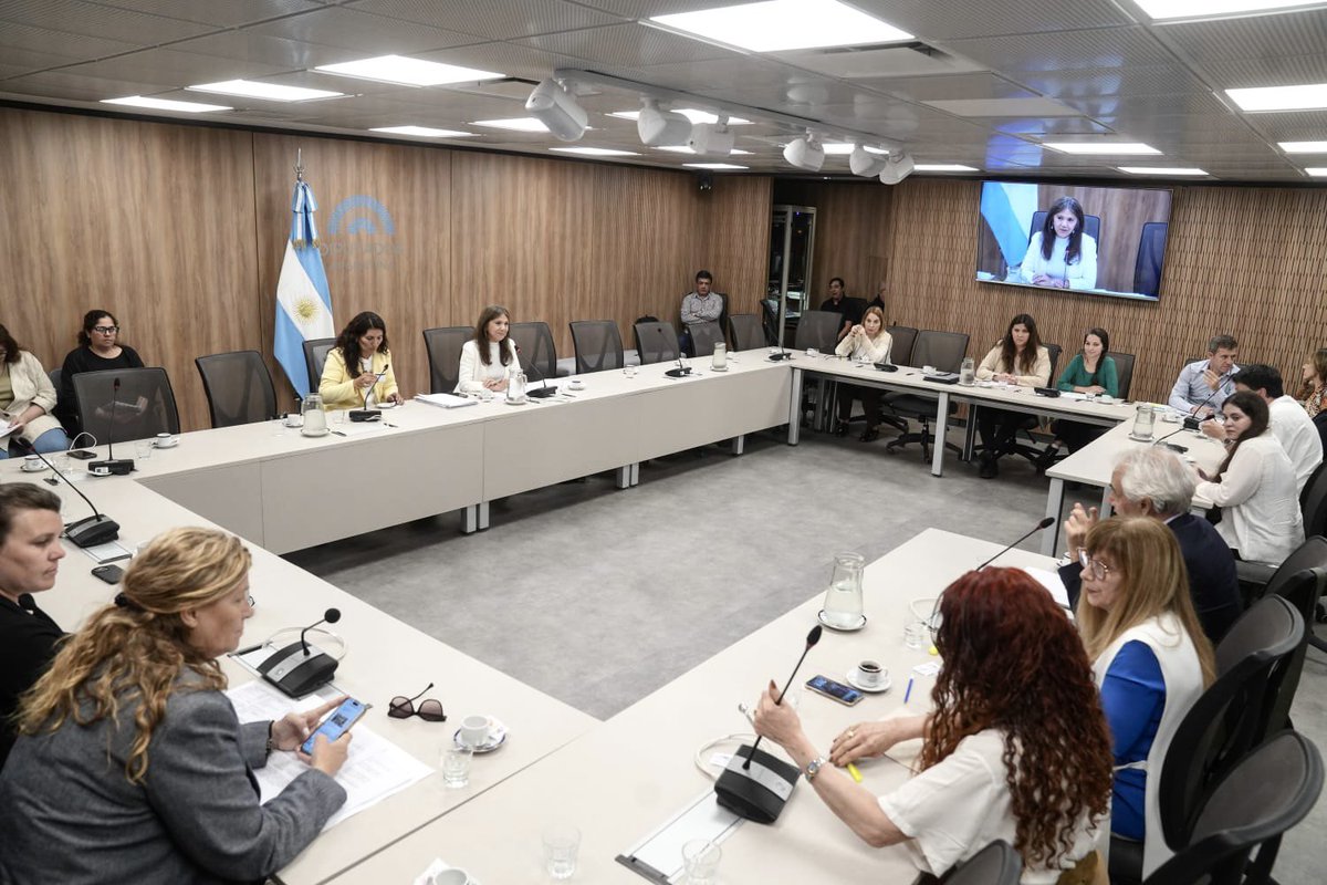 SilGinocchio's tweet image. Reunión informativa en la Comisión de Cultura de @DiputadosAR con integrantes la Asamblea Federal y del Consejo Asesor del INCAA
Las exposiciones fueron coincidentes en la profunda preocupación del sector por  los reiterados incumplimientos a la ley del cine y paralización