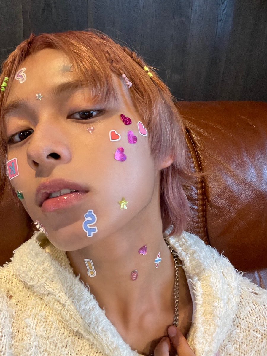 KID PHENOMENON 2026 
カレンダーの写真📸🧚‍♂️

シールいっぱあい🫠
かあいいですね🤤

皆さん是非手に取ってください😌

exiletribestation.jp/item?category_…

なんかあざとい顔してて恥ずかしい...

by 蒼真🐰

#キドフェノ #川口蒼真
#KIDPHENOMENON