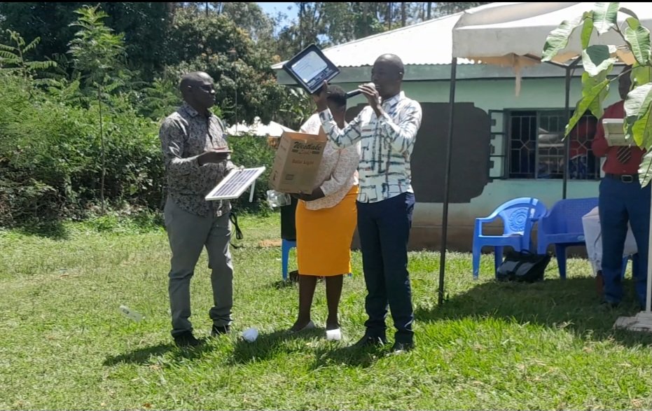 EngVictor_Okuna's tweet photo. Suna East shall never remain on darkness. We will do all it takes to send the most inept MP on earth, Junet Mohamed
Kali yake ni kupiga picha na baba.
#KDFDay
#BreakfastClubKBC https://t.co/AYmeOIS2Za