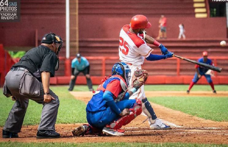 Periódico Invasor (@invasorpress) on Twitter photo ⚾ Tras la jornada de descanso y el traslado de los equipos a nuevas sedes, se reanudó este miércoles la 64 Serie Nacional de Béisbol, con varios duelos de alto voltaje que influirán directamente en la tabla de posiciones.
#CiegodeAvila #Deportes <a href="/rocdecubano/">Roberto Carlos</a> <a href="/CiegodeAvilaTV/">Televisión Avileña</a> ⚾ Tras la jornada de descanso y el traslado de los equipos a nuevas sedes, se reanudó este miércoles la 64 Serie Nacional de Béisbol, con varios duelos de alto voltaje que influirán directamente en la tabla de posiciones.
#CiegodeAvila #Deportes <a href="/rocdecubano/">Roberto Carlos</a> <a href="/CiegodeAvilaTV/">Televisión Avileña</a>