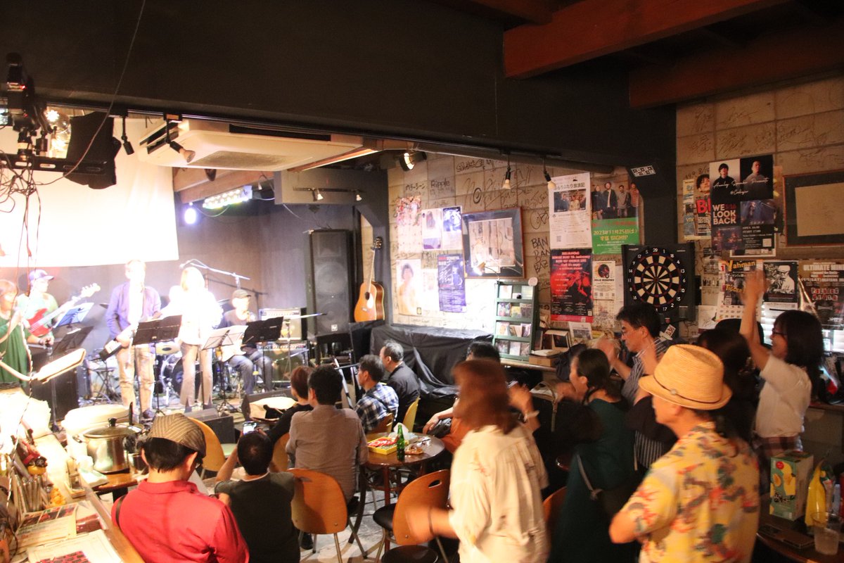 ryuzou_m's tweet photo. 先週末の11日は、倉敷でライブでした。ショルダーキーボードを弾きながら歌わせてもらいました。😀 https://t.co/hFaAhV3R89