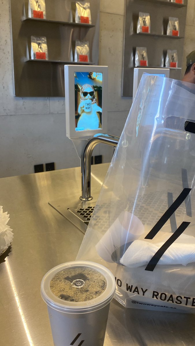 عسى من فقد له حلمٍ طول الزمان يرجيه
يجيه العوض — في حاجةٍ ماحلم فيها .