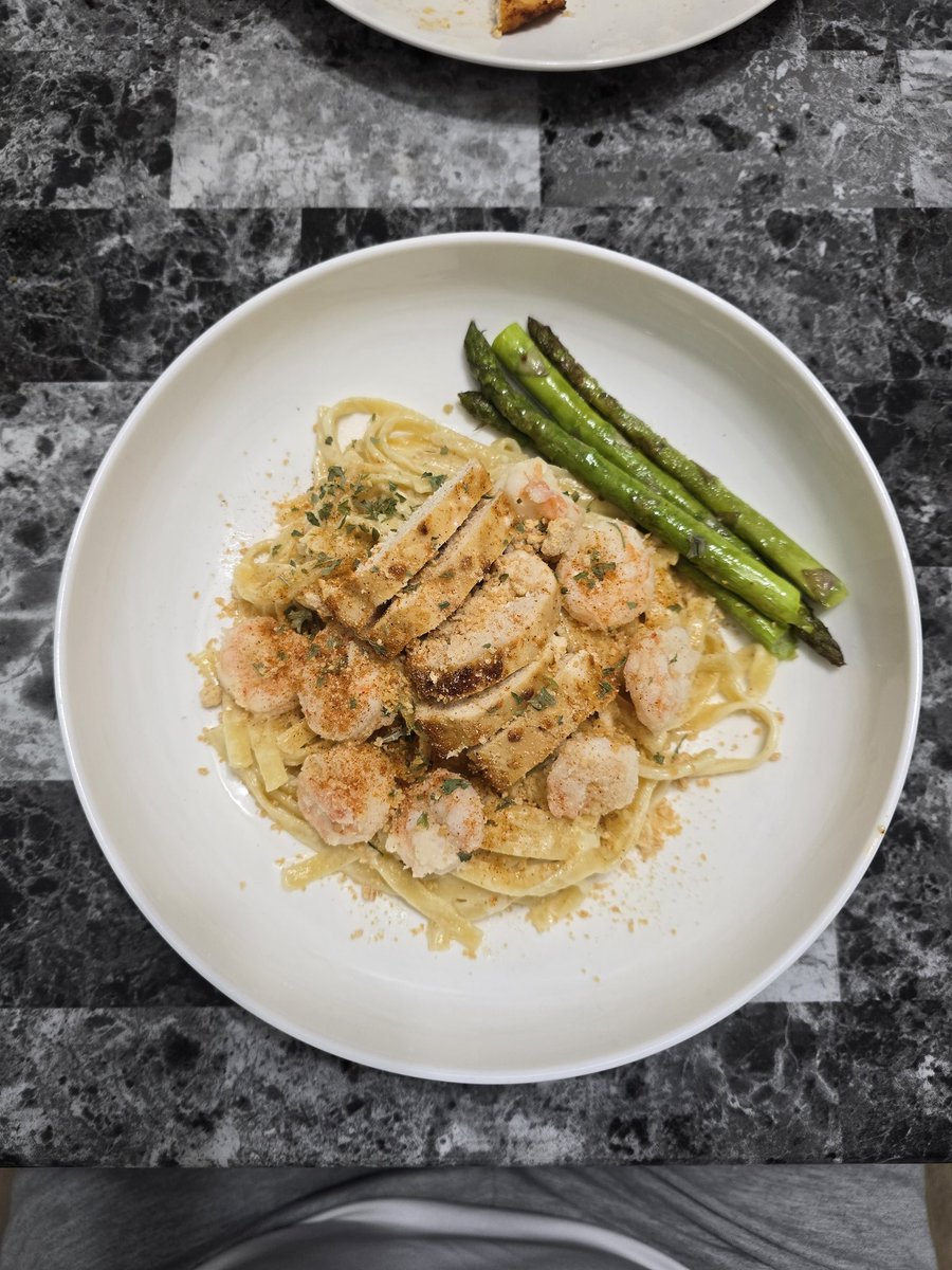 A simple little throw down with a little boiling water and a chicken hen n some sea friends like shrimp 🍤