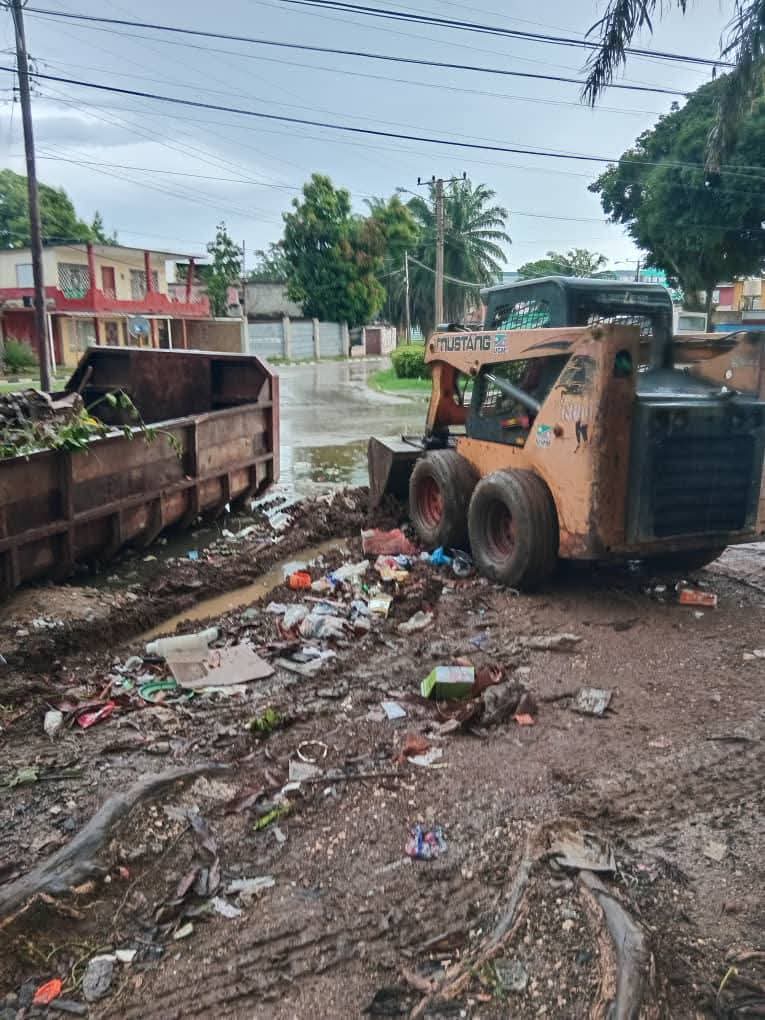 Periódico Invasor (@invasorpress) on Twitter photo 🗑️ 🦟 Ante el panorama epidemiológico que presenta la provincia, trabajadores de los Servicios Comunales en #CiegodeAvila, continúan enfrascados en la recogida de desechos sólidos para lograr la higiene ambiental en los diferentes consejos populares de territorio.
<a href="/rocdecubano/">Roberto Carlos</a> 🗑️ 🦟 Ante el panorama epidemiológico que presenta la provincia, trabajadores de los Servicios Comunales en #CiegodeAvila, continúan enfrascados en la recogida de desechos sólidos para lograr la higiene ambiental en los diferentes consejos populares de territorio.
<a href="/rocdecubano/">Roberto Carlos</a>