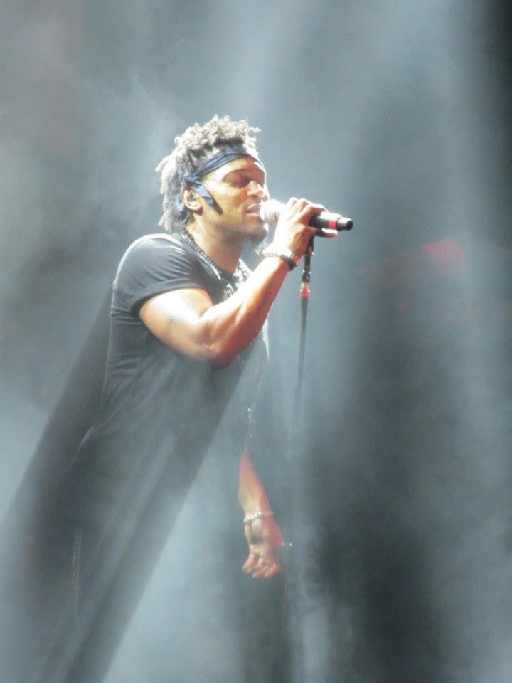 THEWIRK's tweet photo. Years ago I wrote, “Maxwell is who you listen to when your mom is in the car. D’Angelo is who you listen to when you've dropped her off.”  Stunned to see D’Angelo died. Immediately thought of my friend, Gary Harris, who signed him. May they collab in Heaven.  Photo credit: me. https://t.co/LYrL00Unck