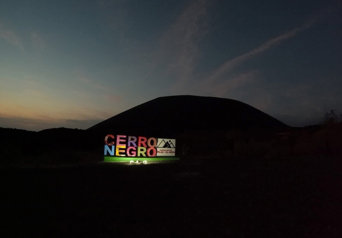 RelaxNica's tweet photo. 🌋 El Cerro Negro en -#León es pura adrenalina nica 🔥
Ideal para sandboarding, senderismo y disfrutar paisajes volcánicos únicos 🏜️
Un destino que combina aventura, historia y belleza natural. https://t.co/ibDZTcIw91