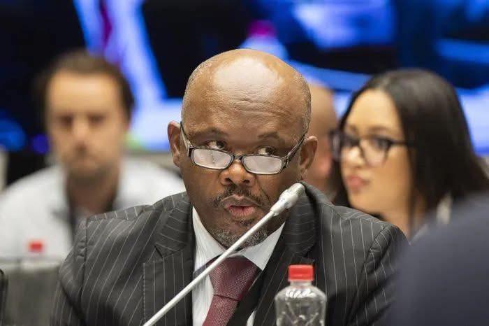 SharksNova's tweet photo. "Can someone tell me, what is Lt-General Shadrack Sibiya saying, is he fighting with General Nhlanhla Mkhwanazi, what's wrong with Sibiya. https://t.co/UYe6M02k71
