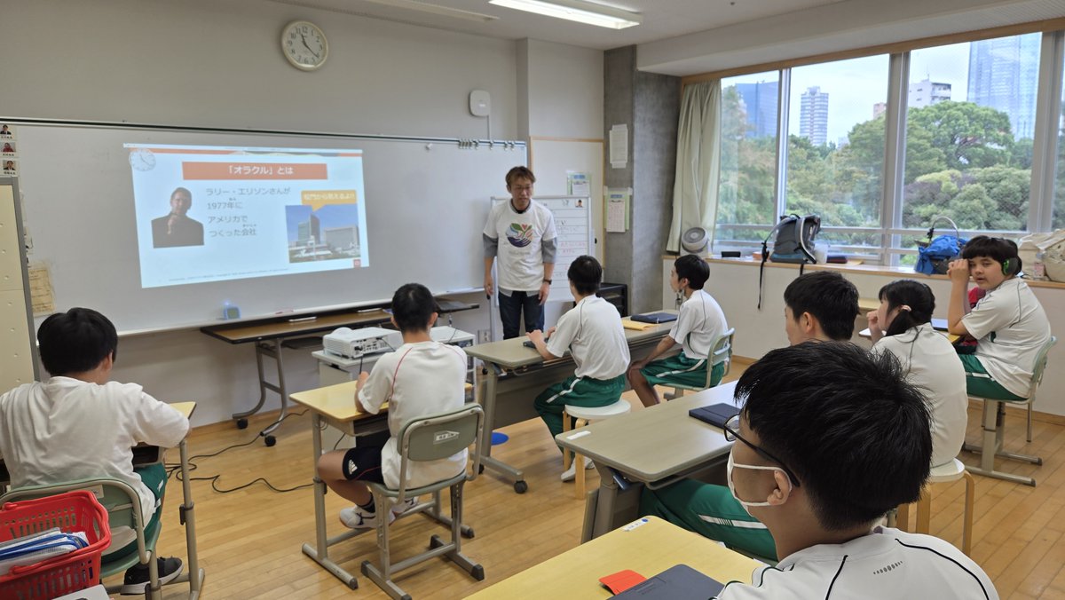 aoyamatokushi's tweet image. 「日本オラクル」の皆様による「中学部出張プログラミング授業」の2回目、本日は中2の8名が受講、「scratch」を使ったプログラミングです。すでに使ったことのある生徒もいて、テキストを見たり、質問をしたりしながら、オリジナリティあふれるプログラムを作っていました。