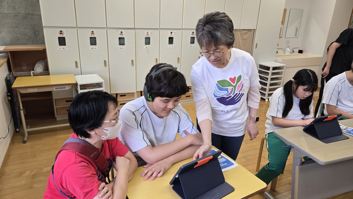 aoyamatokushi's tweet image. 「日本オラクル」の皆様による「中学部出張プログラミング授業」の2回目、本日は中2の8名が受講、「scratch」を使ったプログラミングです。すでに使ったことのある生徒もいて、テキストを見たり、質問をしたりしながら、オリジナリティあふれるプログラムを作っていました。