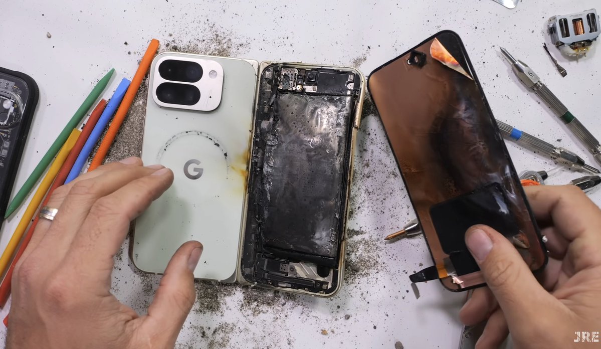 imAlter_Ego's tweet image. The Pixel 10 Pro Fold failed miserably in JerryRig&apos;s durability test.

And under extreme pressure, the battery was punctured, exploded, causing fire and smoke.

Yet some Pixel Puritans claim — &quot;it&apos;s actually close (to the Galaxy Z Fold7)&quot;, &quot;it&apos;s actually better&quot;. 😂🤣
