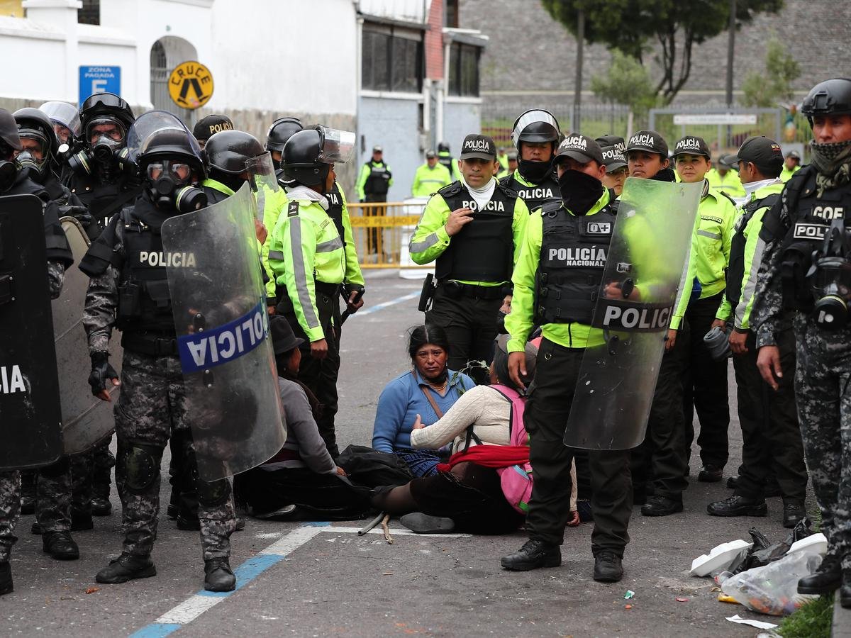 con la situacion que vive el pais, manifestantes siendo reprimidos duramente por parte de fuerzas publicas y siendo criminalizados , a tal punto que empezaron a culparlos de actos como coches bomba, ya se nota un persecusion hacia grupos indigenas