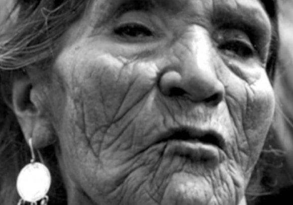 Kintto Lucas (@kinttolucas) on Twitter photo DOLORES CACUANGO
Por Kintto Lucas
Quito, Enero de 2000.
La imagen en la pared de la CONAIE marca una presencia de siglos, no se puede obviar. Nadie puede dejar de mirar cuando pasa por ahí. Hay un imán secreto que llama la mirada, que a esta altura es como la memoria de todas DOLORES CACUANGO
Por Kintto Lucas
Quito, Enero de 2000.
La imagen en la pared de la CONAIE marca una presencia de siglos, no se puede obviar. Nadie puede dejar de mirar cuando pasa por ahí. Hay un imán secreto que llama la mirada, que a esta altura es como la memoria de todas