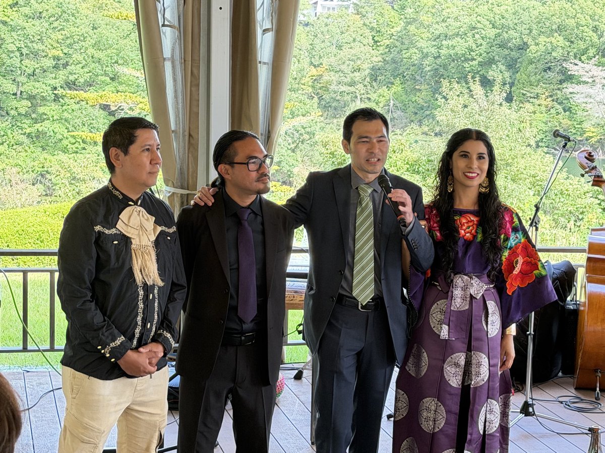 spotweb9's tweet photo. 「核のない世界へ 広島メキシコ友好壁画　」完成披露式に参加しました。素晴らしい壁画が広島の玄関口に完成しました。
#広島メキシコ友好壁画
#広島空港
#HITひろしま観光大使 https://t.co/b6nd7AoRYe