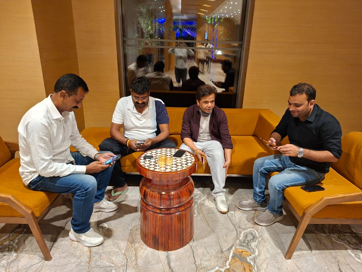 लखनऊ में भारतीय फिल्म जगत के प्रख्यात, बहुआयामी प्रतिभा के धनी एवं हमारे बड़े भाई श्री राजपाल यादव जी के साथ कुछ यादगार पल व्यतीत किए। 
उनकी सरलता, संवेदनशीलता और कला के प्रति समर्पण उन्हें केवल एक अभिनेता नहीं, बल्कि जीवन का सजीव प्रेरणास्रोत बनाता है। वे भारतीय सिनेमा की आत्मा