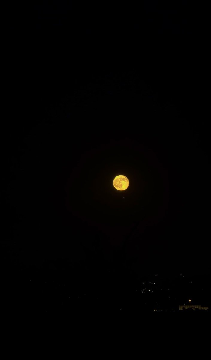 Sam_208's tweet photo. Yo peleándome con mi celular tratando de capturar la luna y mi amiga tomándome una foto ✨ https://t.co/mBnPhB8bAd