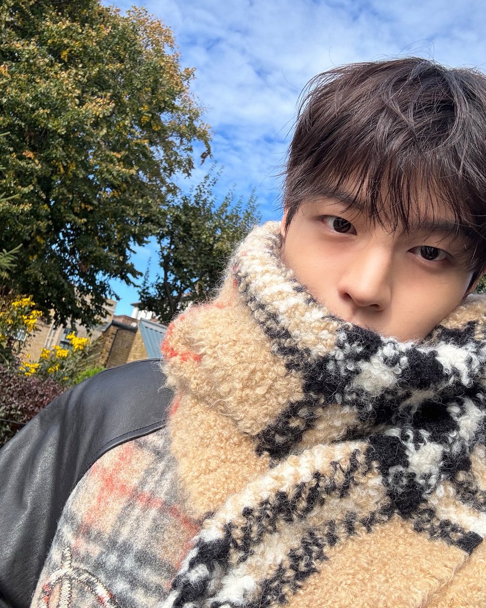 bbuggu_ming2's tweet photo. 251015 승민이 미니승킴(miniseungkim) 인스타🤍

@/burberry
#ItsAlwaysBurberryWeather
#SEUNGMINxBURBERRY
#Seungmin #승민 https://t.co/r6kYOtYTQo