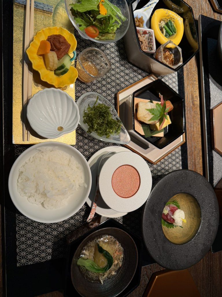 seqence8's tweet photo. 富岳群青(ふがくぐんじょう)

新幹線で行ったけど三島駅から遠すぎ…
山の中だから仕方がないけど夜はカメムシ凄すぎて温泉入れん(つД`)ノ

だけどホテルとしてのクオリティには満足
アメニティ◎接客◎飯◎
ふるさと納税で気が向いたらまた行く

https://t.co/IQXTMOcKQY https://t.co/KNVz8cTD4s