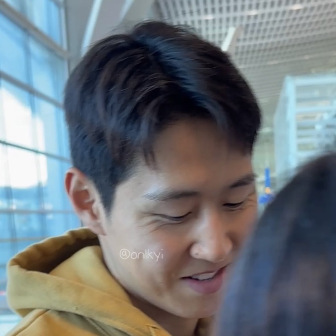 경기 잘 봤다는 말에 얼굴 근육 다 동원해서 활짝 웃어줌 ㅠㅠ