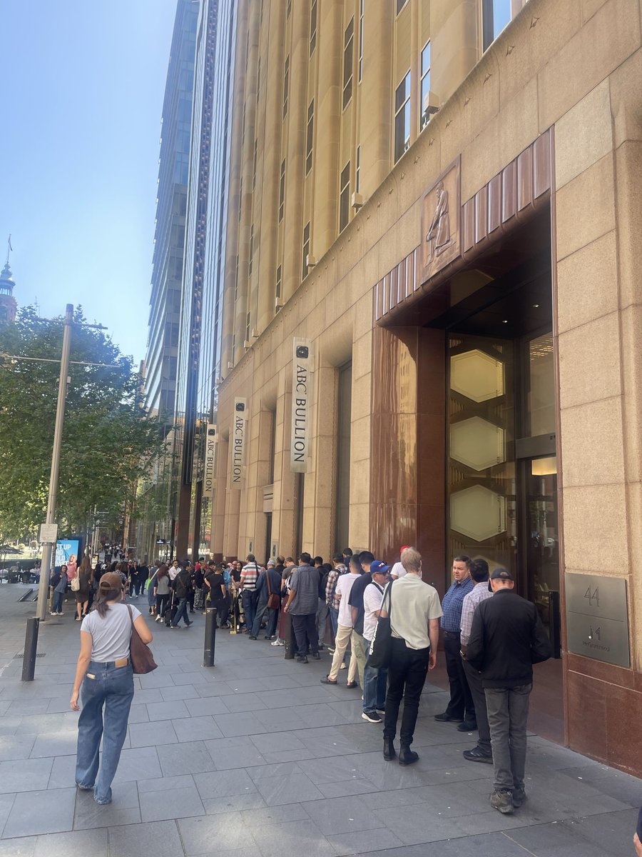 tommyr345's tweet image. Weimar Republic vibes as Sydney's queue to buy gold extends Tuesday and Wednesday, metal hit another record high $4186 Weds thenightly.com.au/business/fiats…