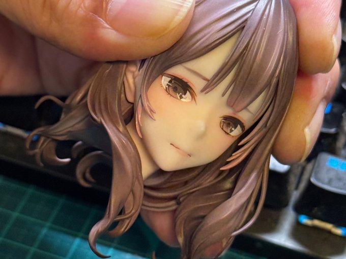 目のタンポはこれで行きます。
成形収縮変形後の顔形状に合わせた落とし所は毎回悩みますが前回より羞恥的心情を宿す目の表情になったと思います。写真はライトによる演色反応で肌が黄色く見えますが自然光では薄いピンク肌です。
あと髪の毛を押さえる愚拙の指が汚くて申し訳ございません。 