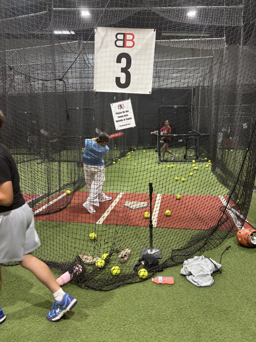 abigail_sova28's tweet image. Got some cage work in tonight with @btalbot_2028 and Coach TJ during my brothers baseball practice. Getting ready for SoCal this weekend. #LoveTheGame #cagework @ltg2027 @JoeHendersonLTG @CoachCatLTG