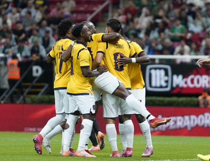 ChrisEscobarOK's tweet photo. En resumen, Moisés Caicedo es indispensable en La Tri, por como entiende la salida y transición defensa-ataque. Experto cuando hay presión alta para romper líneas con pases verticales.

Jordy lo hizo muy bien, pero no tiene esa cualidad de 'Niño Moi'.

Pierito también hace falta. https://t.co/nPZcWMZB2U