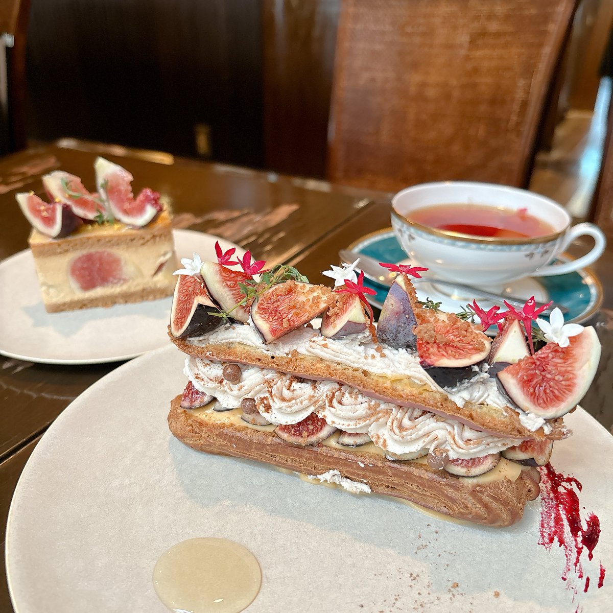 パティシエのいる喫茶店こと濱田屋珈琲さんでエクレール無花果をいただきました

ビオレソリエス1個分が入っているのでどこにフォークを差してもいちじくに当たるの最高🫶🏻
店頭に並んでいたケーキが美しすぎて無花果のフレジエも頼んでしまったよね