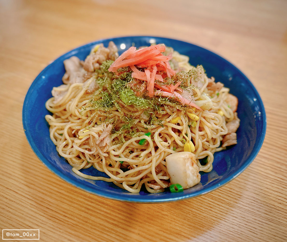 漫画更新されております〜ご感想ありがとうございます🙏　麺と具材を分けて焼くとベチャつかず仕上がって美味しいです！色が薄めに見えますが、ブレンドされた調味料は味付けもしっかり目で出汁も入っているので上品な感じもあり…これはまた作りたい〜！