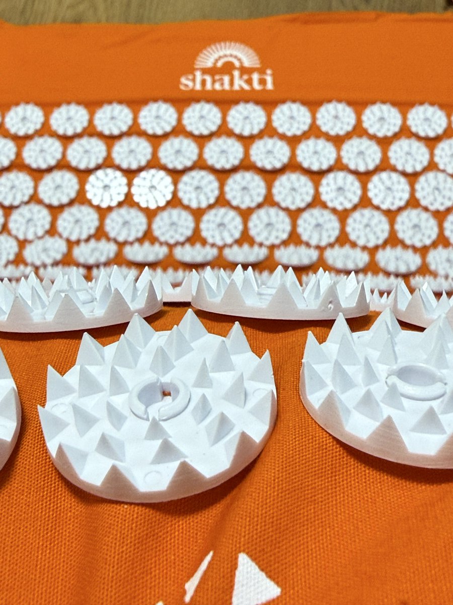 gin0606's tweet image. 拷問器具が届いた！！！上裸でこの上に寝転がって瞑想するやつ。フォロワーが買ってて、めっちゃ寝つき良くなったって言ってるのを見て買った。手で触っただけでマジで怪我しそうなくらい尖ってる。