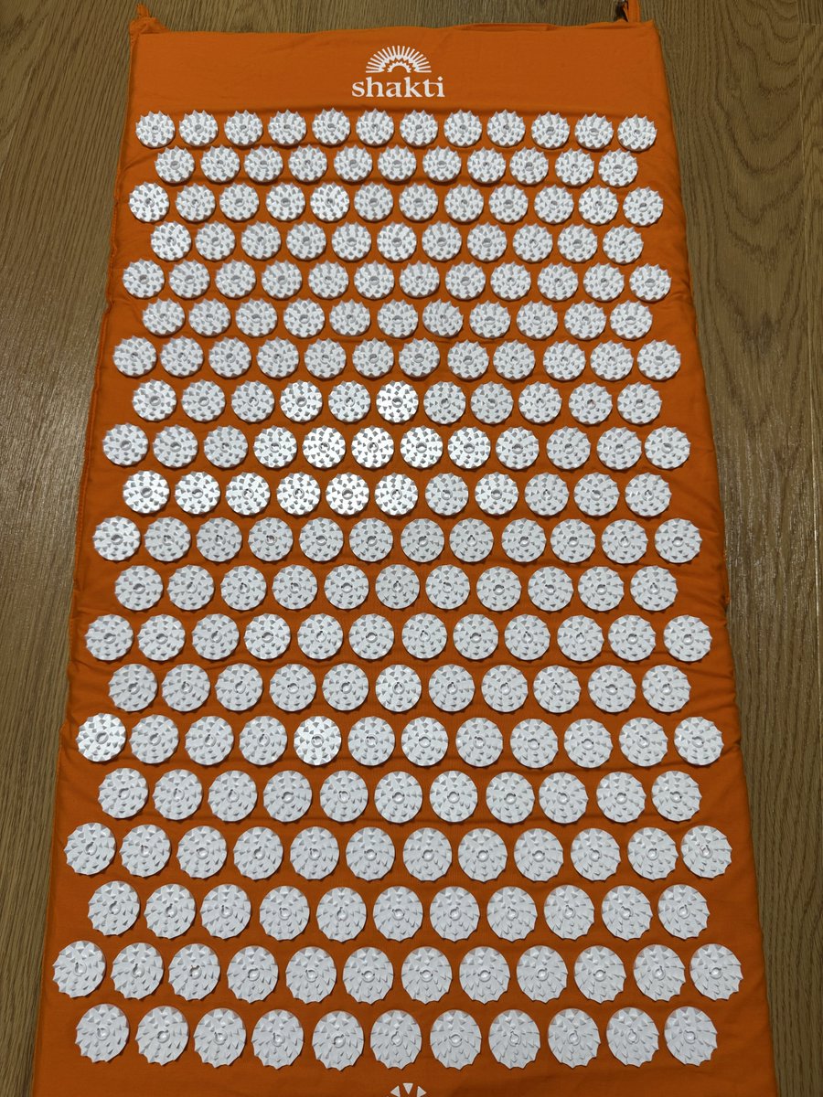 gin0606's tweet image. 拷問器具が届いた！！！上裸でこの上に寝転がって瞑想するやつ。フォロワーが買ってて、めっちゃ寝つき良くなったって言ってるのを見て買った。手で触っただけでマジで怪我しそうなくらい尖ってる。