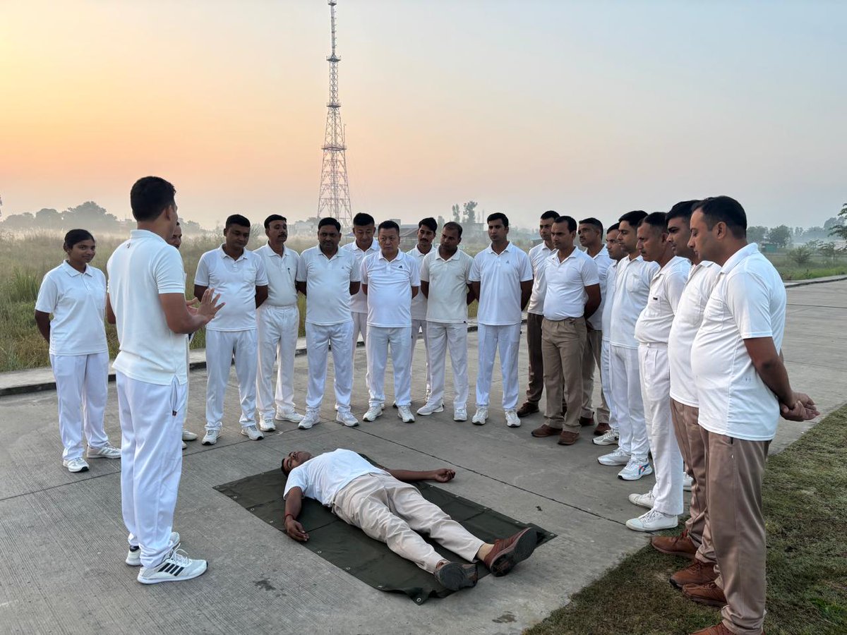 22bnssb's tweet image. दिनांक 15 अक्टूबर 2025 को 22वीं वाहिनी #SSB महराजगंज द्वारा सी.पी.आर.(CPR) विषय पर एक जागरूकता कार्यशाला आयोजित की गई इस कार्यशाला के माध्यम से वाहिनी के कार्मिकों को आपातकालीन स्थिति में ज़रूरतमंदों को CPR देने की सही विधियाँ एवं तकनीकें सिखाई गईं।#SSBFTRLUCKHNOW #SSBSHQGKP