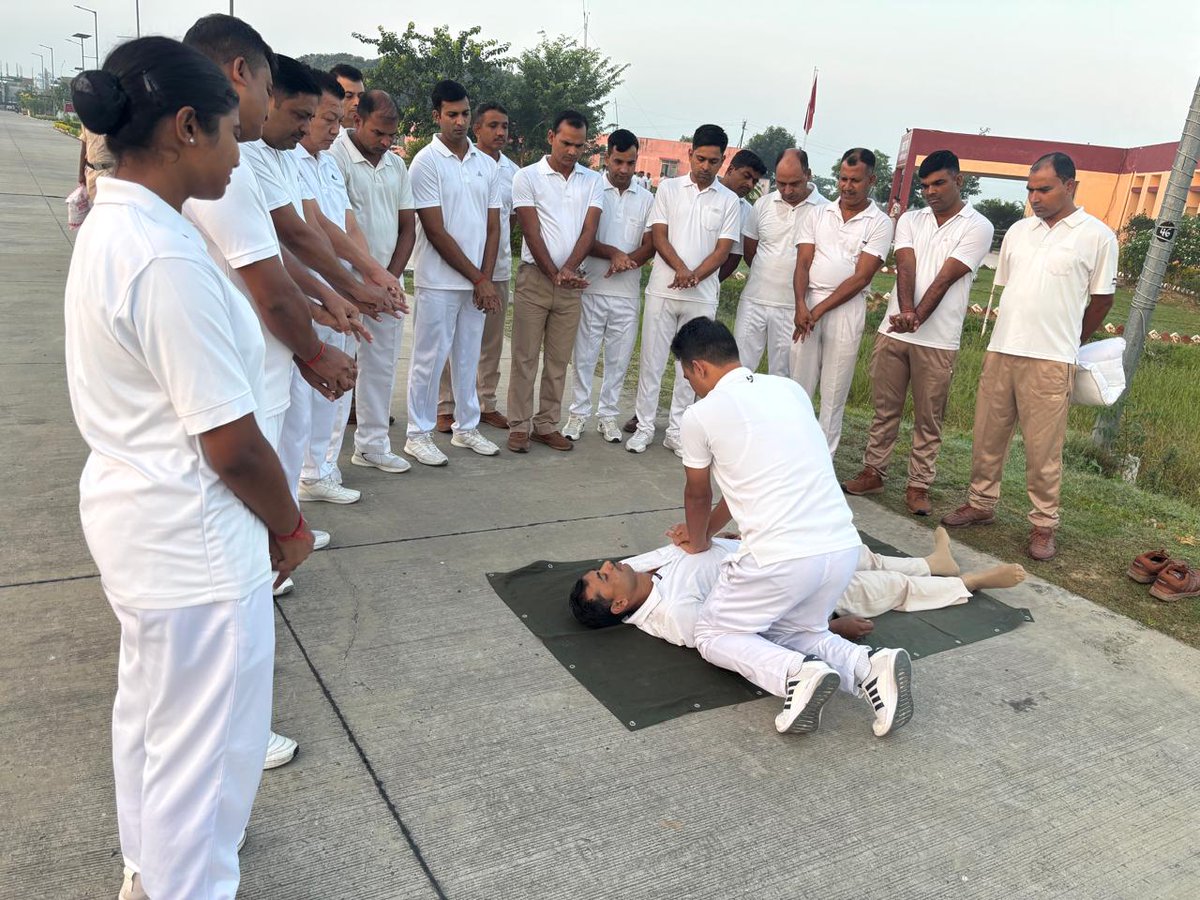 22bnssb's tweet image. दिनांक 15 अक्टूबर 2025 को 22वीं वाहिनी #SSB महराजगंज द्वारा सी.पी.आर.(CPR) विषय पर एक जागरूकता कार्यशाला आयोजित की गई इस कार्यशाला के माध्यम से वाहिनी के कार्मिकों को आपातकालीन स्थिति में ज़रूरतमंदों को CPR देने की सही विधियाँ एवं तकनीकें सिखाई गईं।#SSBFTRLUCKHNOW #SSBSHQGKP