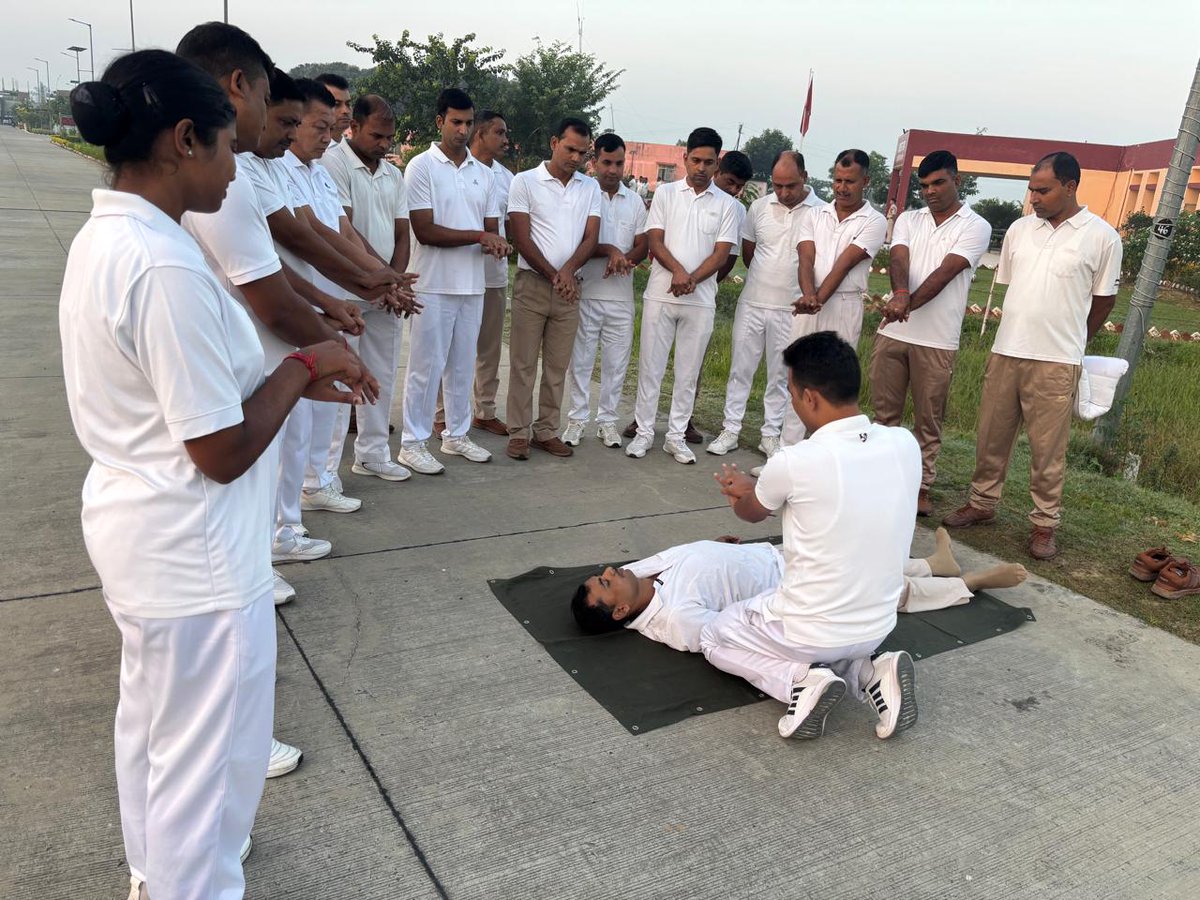 22bnssb's tweet image. दिनांक 15 अक्टूबर 2025 को 22वीं वाहिनी #SSB महराजगंज द्वारा सी.पी.आर.(CPR) विषय पर एक जागरूकता कार्यशाला आयोजित की गई इस कार्यशाला के माध्यम से वाहिनी के कार्मिकों को आपातकालीन स्थिति में ज़रूरतमंदों को CPR देने की सही विधियाँ एवं तकनीकें सिखाई गईं।#SSBFTRLUCKHNOW #SSBSHQGKP