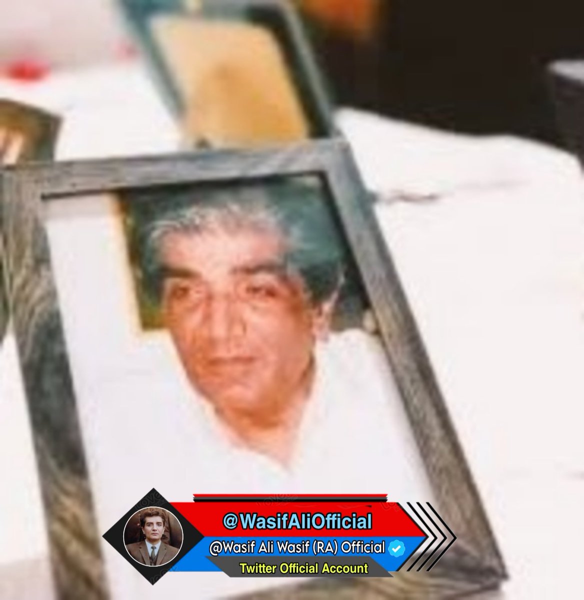 کیا تقدیر بدل جاتی ہے؟

کہتے ہیں کہ بدل جاتی ہے، لیکن بدلنے کے بعد جو
حاصل ہوا اس کا نام ہے تقدیر بدلنے سے پہلے وہ
تقدیر تھی ہی نہیں بدلنے سے پہلے امکان تھا اب
یہ بات آپ یاد رکھنا، تو بدلنے سے پہلے کیا ہے؟

امکانات اور ہم امکانات میں ہیں، لیکن جو ہو
گیا تو وہ اب مقدر ہے!

حضرت