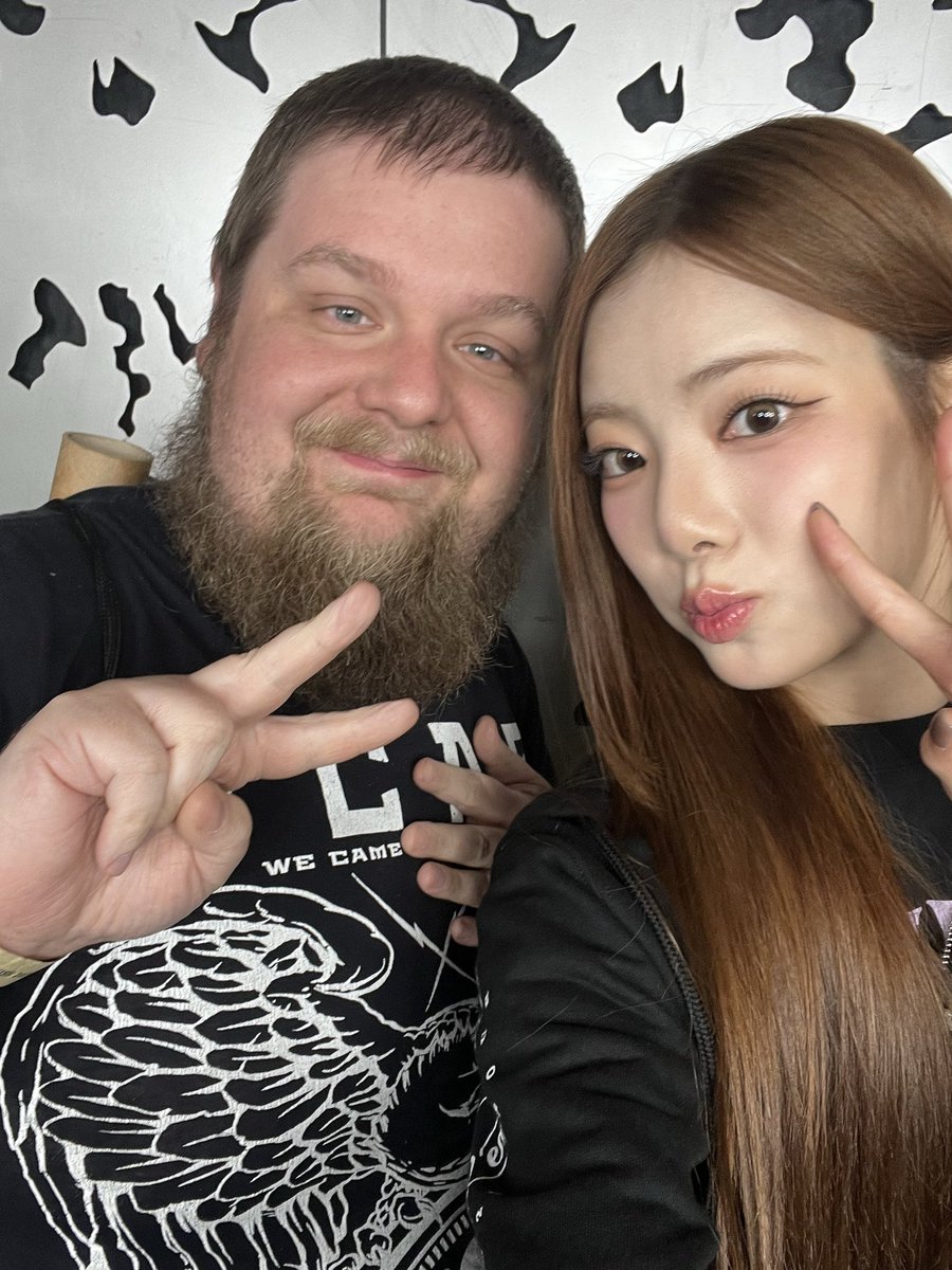BrendansKpop's tweet photo. And probably my favorite selfie of the night was with Goeun she’s just amazing just wonderful to talk to 🥹❤️ #PURPLE_KISS_2025_TOUR #PurpleKissInDetroit https://t.co/pVxiDyAl8A
