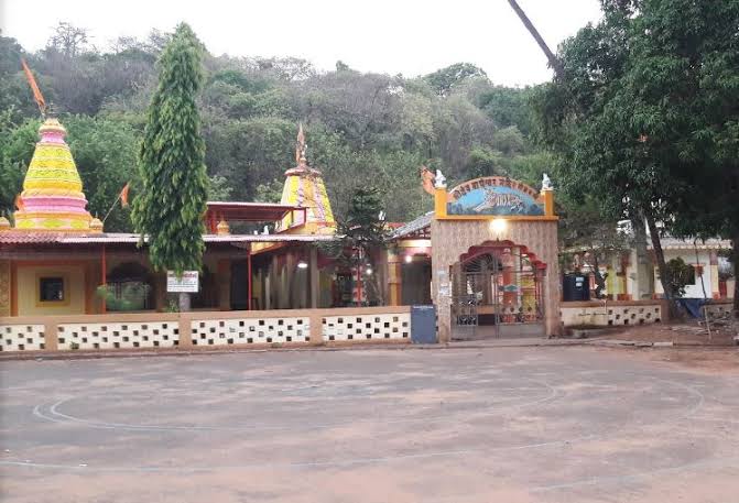 Shribandhan_'s tweet photo. पश्चिमेला अथांग सागर आणि पूर्वेला गड नदीचे पात्र यांच्यामध्ये तोंडवळी आणि तळाशील चे समुद्रकिनारे आहेत. तोंडवळीला सुरुचे वन आहे.  या घनदाट वनराईत वाघ येतो असे स्थानिक सांगतात. तिथलं व्याघ्रमंदिर आवर्जून पाहायला हवं असं आहे. 

👇🏻 https://t.co/2OsteBhf90