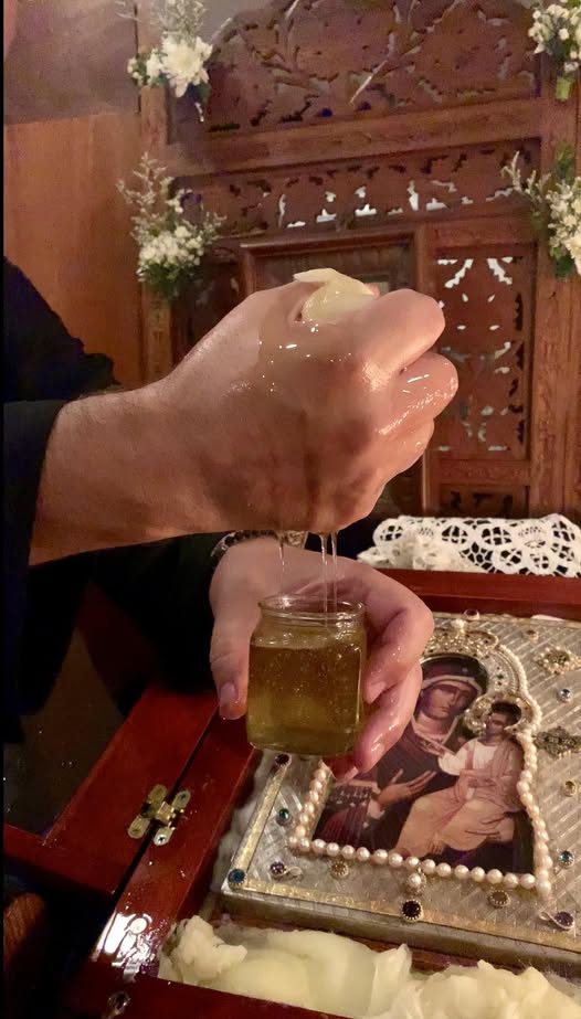 The smell when you are in the presence of this icon is otherworldly. It is the scent of heaven. No one knows the source besides the Holy Spirit; They bottle it up and anoint people with it. I have seen a miracle associated with its presence. Glory be to God. Most Holy Theotokos