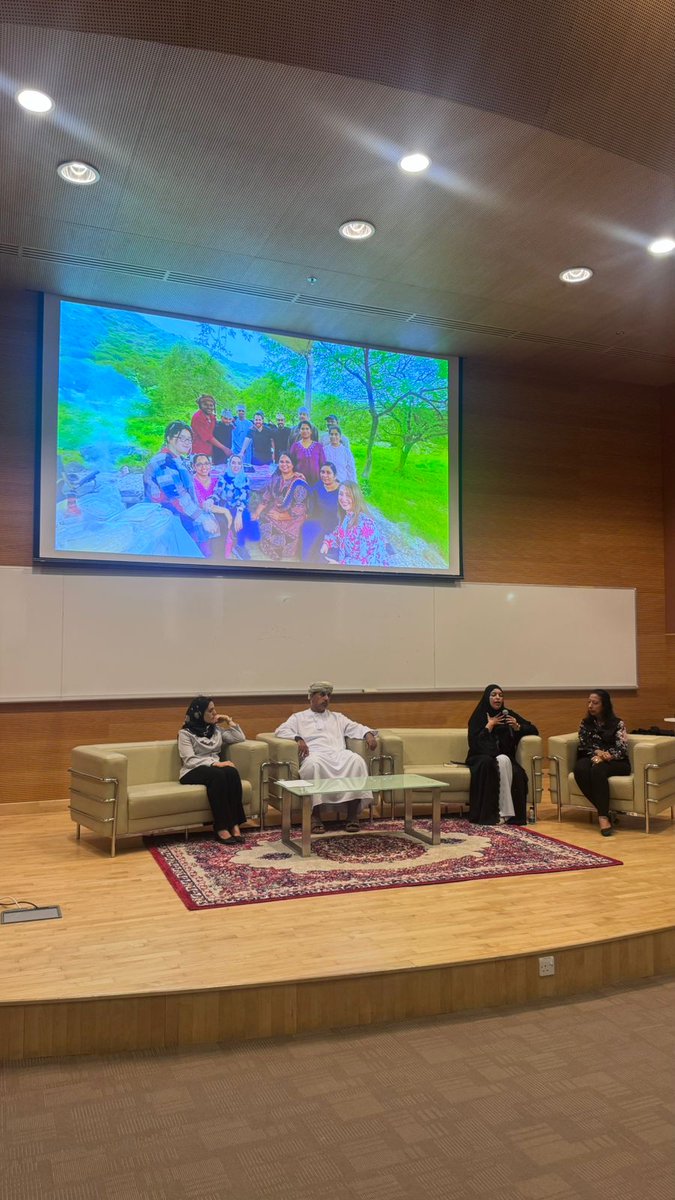 نظّم قسم التمريض في مستشفى السلطان قابوس بصلالة بالتعاون مع قسم التطوير والتوجيه المهني ورشة عمل بعنوان التوعية بالصحة النفسية بالتزامن مع اليوم العالمي للصحة النفسية
بمشاركة متحدثين من وحدة الطب السلوكي بمستشفى السلطان قابوس، وبحضور عدد من الكوادر الصحية في المحافظة.

أقيمت