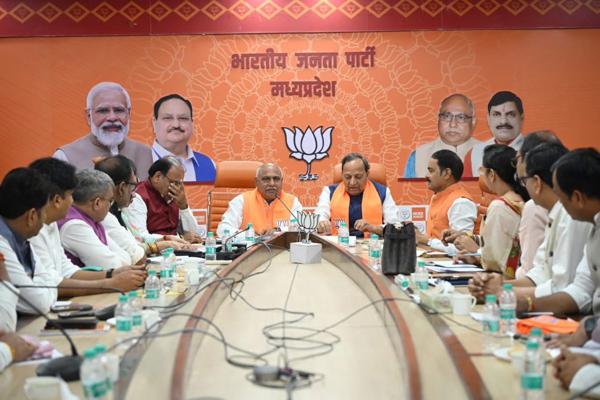 mudit_shejwar's tweet image. भाजपा प्रदेश कार्यालय भोपाल में आत्मनिर्भर भारत संकल्प अभियान की मध्यप्रदेश टोली की समीक्षा बैठक आदरणीय श्री अरुण सिंह जी एवं श्री हेमंत खंडेलवाल जी की उपस्थिति में संपन्न हुई।
आत्मनिर्भर भारत — जनभागीदारी, नवाचार और राष्ट्रनिर्माण का संकल्प 🇮🇳
#AtmanirbharBharat  #BJP