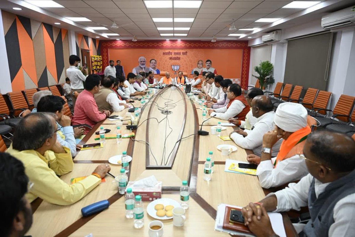 mudit_shejwar's tweet image. भाजपा प्रदेश कार्यालय भोपाल में आत्मनिर्भर भारत संकल्प अभियान की मध्यप्रदेश टोली की समीक्षा बैठक आदरणीय श्री अरुण सिंह जी एवं श्री हेमंत खंडेलवाल जी की उपस्थिति में संपन्न हुई।
आत्मनिर्भर भारत — जनभागीदारी, नवाचार और राष्ट्रनिर्माण का संकल्प 🇮🇳
#AtmanirbharBharat  #BJP