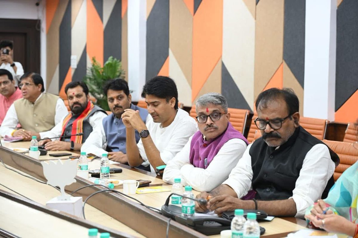 mudit_shejwar's tweet image. भाजपा प्रदेश कार्यालय भोपाल में आत्मनिर्भर भारत संकल्प अभियान की मध्यप्रदेश टोली की समीक्षा बैठक आदरणीय श्री अरुण सिंह जी एवं श्री हेमंत खंडेलवाल जी की उपस्थिति में संपन्न हुई।
आत्मनिर्भर भारत — जनभागीदारी, नवाचार और राष्ट्रनिर्माण का संकल्प 🇮🇳
#AtmanirbharBharat  #BJP