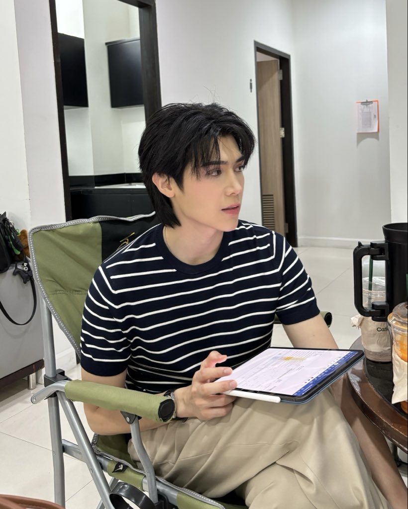 Ugh, is it really script time again? 😩 Send some love and a massive virtual hug to P'Peat so he can power through this without falling asleep! 💪🏼🥹💥

#FortPeatNewSeries3Q4