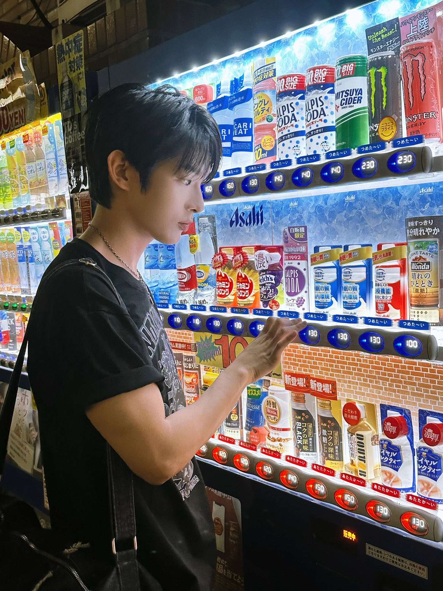 011700files's tweet image. steven please feed us more boyfriend pics 🙏🏻