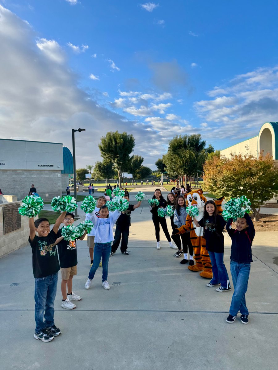 Student lighthouse spirit action team showing up early in the morning to greet their peers!📣💚
#buckleybengals #studentlighthouse 
#burtonexperience