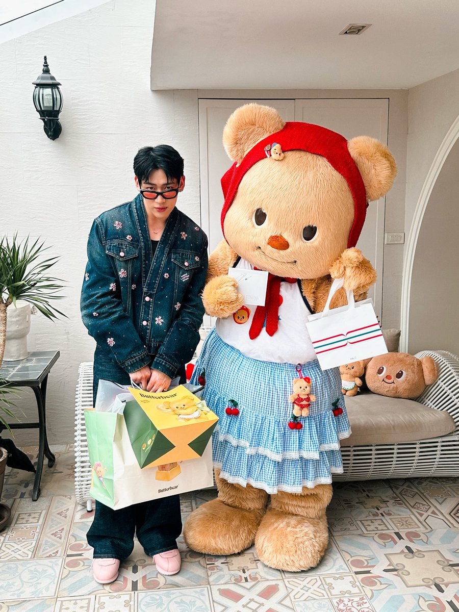 <a href="/BamBam1A/">BamBam🇹🇭</a> HOMETOWN ทั้งทีพี่แบมแบม 5 ขวบ มาสอนน้องเนยแด้นซ์ค่าาา สนุกฉุดๆเลยยยย💓 น้องต้องขอเอาความหล่อพี่แบมมาอวดนะคะ🤭💕 คริๆ

P'BamBam came back to his HOMETOWN and taught Nong Noey his dance moves! Nong Noey had so much funn😆💖 I have to share P'BamBam's handsomeness with