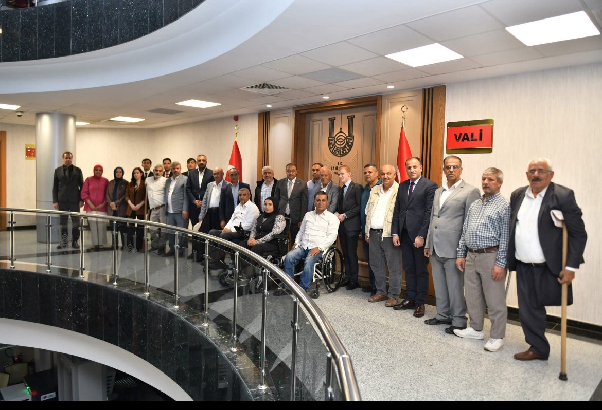 Sayın <a href="/AliYerlikaya/">Ali Yerlikaya</a>,
Sayın <a href="/MahinurOzdemir/">Mahinur Özdemir Göktaş</a>  Bakanlarımız; Sayın Şanlıurfa Valimiz <a href="/hasansildak/">Hasan ŞILDAK</a> ‘ın Baba şefkati ile il, ilçe ve köylerde yaşamlarını sürdüren engellilerimizin istihdamı v.s sorunlarının çözülmesindeki davranışları taktir ediyoruz. <a href="/UrfaValiligi/">T.C. ŞANLIURFA VALİLİĞİ</a> <a href="/sanliurfatso/">ŞUTSO</a>