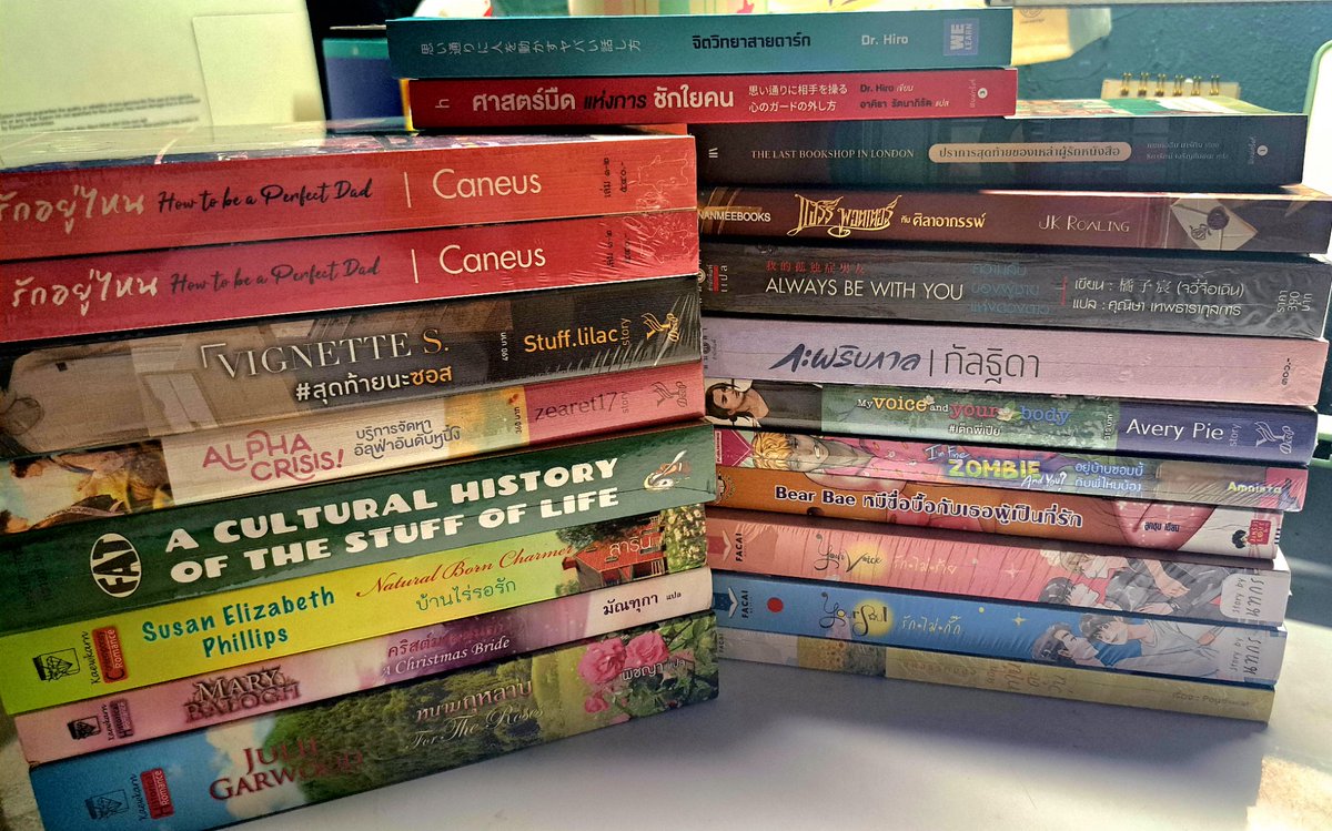 florxinia's tweet photo. ไม่ซื้อดูอย่างเดียว~ สถิติใหม่เดิน40นาที  20เล่ม 😂🥹 ถ้ายังมีมือถือหนังสือเพิ่มก็จะซื้อเพิ่มอยู่ 
#งานหนังสือ #งานมหกรรมหนังสือระดับชาติครั้งที่30 https://t.co/8EdxgzxnzX