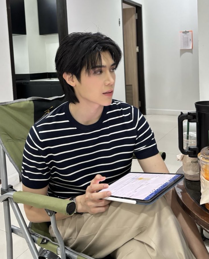 HES SO BEAUTIFUL! His side profile is freakin gorgeous 😻

#FortPeatNewSeries3Q4 #peatwasu