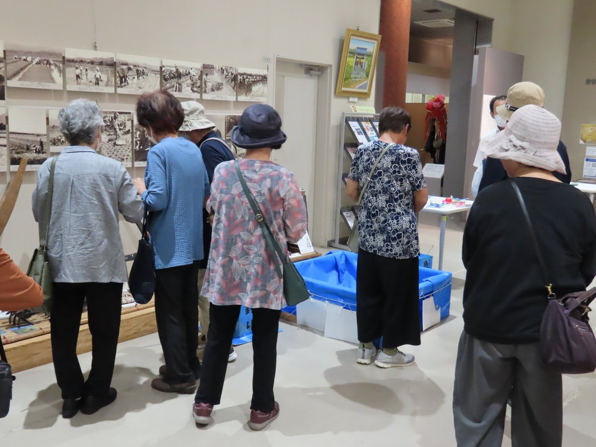 本日、日南市中央団地いきいきサロン・小林市中央生きがい学級の皆さんが来館されました。企画展の『島内139号地下式横穴墓出土品展～保存処理した遺物の公開Part9』の説明を聞かれた後、民具などの懐かしい資料を見学されました。
#えびの市 #資料館 #民俗 #日南 #小林